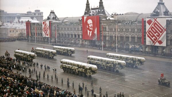 Misiles balísticos intercontinentales soviéticos durante el desfile militar con motivo de la Gran Revolución Socialista de Octubre en 7 de noviembre de 1990 - Sputnik Mundo