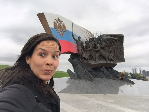 Alejandra Benítez cerca del Monumento a los soldados rusos de la Primera Guerra Mundial Alejandra Benítez cerca del Monumento a los soldados rusos de la Primera Guerra Mundial - Sputnik Mundo