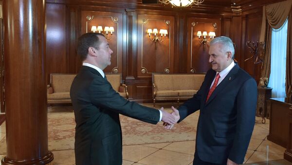 El primer ministro ruso Dmitri Medvédev se reúne con su homólogo turco Binali Yildirim - Sputnik Mundo