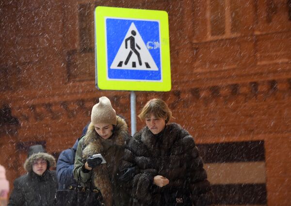 Una nevada enorme cubre de blanco Moscú - Sputnik Mundo