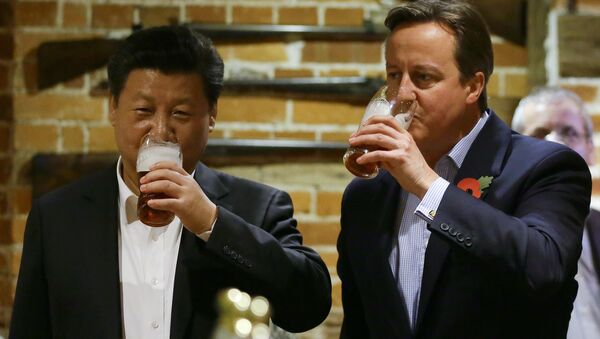 El presidente de China, Xi Jinping, y el primer ministro británico, David Cameron, toman una copa de cerveza - Sputnik Mundo