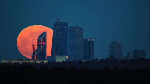 A full moon over the Moscow City International Business Center - Sputnik Mundo