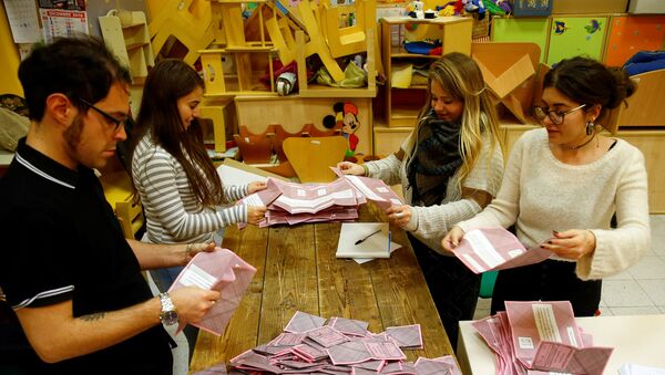 Volunteers count ballots for a referendum on constitutional reform at a polling station in Rome, Italy, December 4, 2016 - Sputnik Mundo