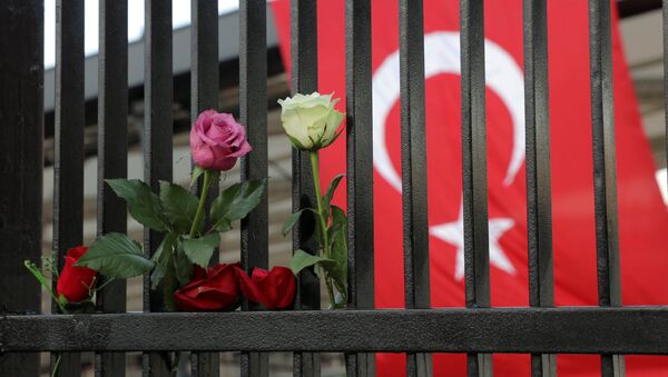 Las flores en el lugar de atentado en Turquía - Sputnik Mundo