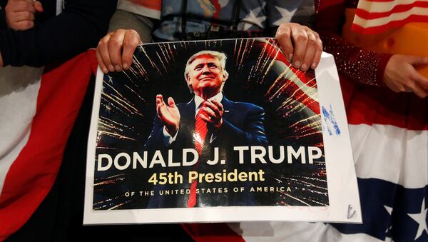 Un poster con Donald Trump - Sputnik Mundo