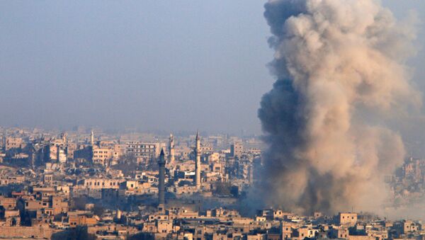 Una columna de humo se alza en Alepo - Sputnik Mundo