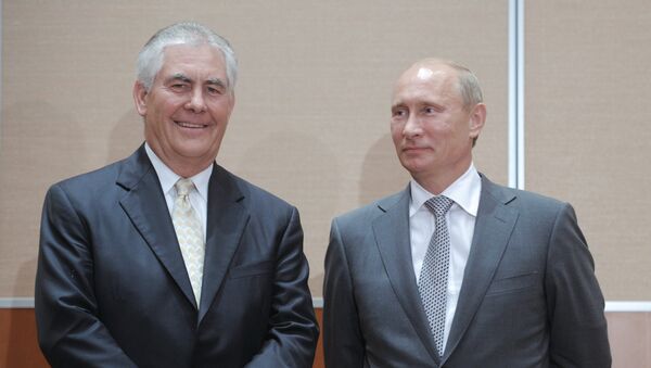 El presidente de Rusia, Vladimir Putin junto al director ejecutivo de Exxon Mobil,  Rex Tillerson, el 30 de agosto de 2011. - Sputnik Mundo