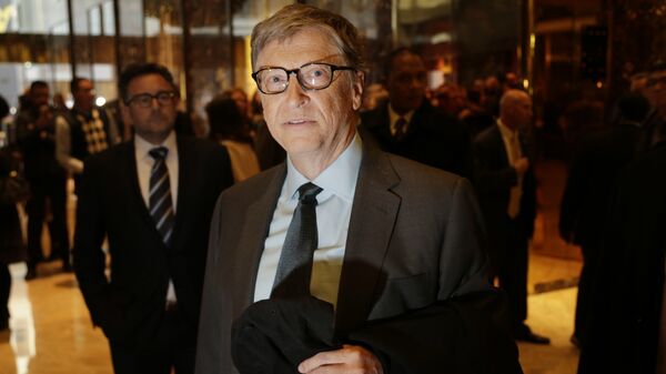 Bill Gates talks to reporters in the lobby of Trump Tower in New York, Tuesday, Dec. 13, 2016 - Sputnik Mundo