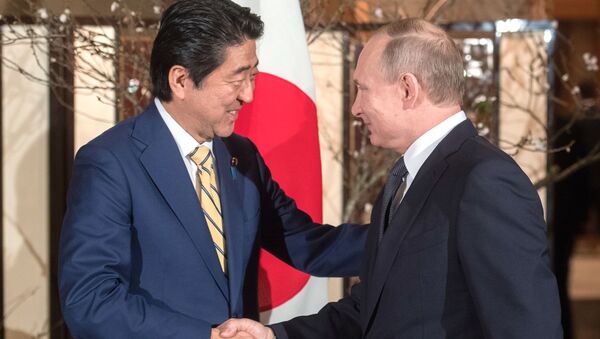 El presidente de Rusia, Vladímir Putin y el primer ministro de Japón, Shinzo Abe - Sputnik Mundo