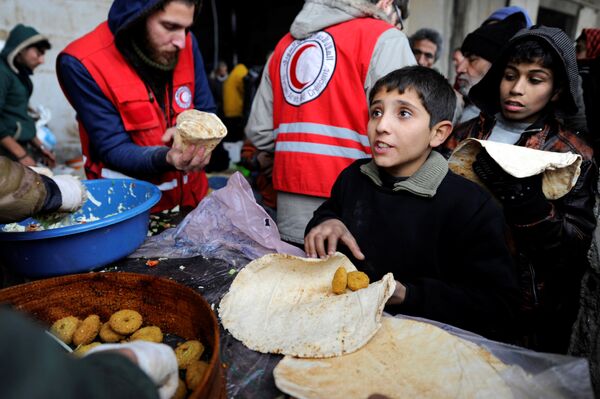 Niños sirios evacuados de las zonas de Alepo controladas por los radicales reciben ayuda en el barrio de Jibreen, controlado por el Gobierno, 30 de noviembre de 2016 Niños sirios evacuados de las zonas de Alepo controladas por los radicales reciben ayuda en el barrio de Jibreen, controlado por el Gobierno, 30 de noviembre de 2016 - Sputnik Mundo