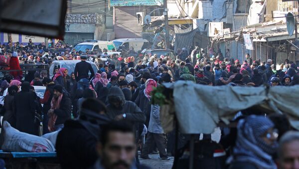 People gather to be evacuated from al-Sukkari rebel-held sector of eastern Aleppo, Syria December - Sputnik Mundo