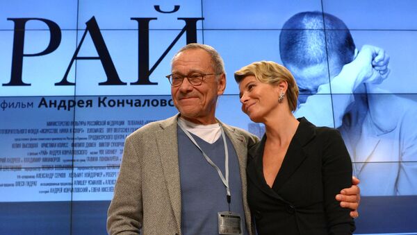 Andréi Konchalovski, cineasta ruso, con su esposa - Sputnik Mundo