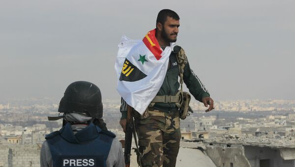 Picture of Syrian Arab Army soldier on rooftop of Sheikh Saeed in Eastern Aleppo the morning after full liberation from Nusra Front led militant factions. - Sputnik Mundo