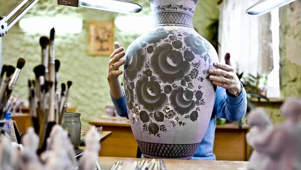 Así se produce la conocida cerámica rusa de Gzhel - Sputnik Mundo