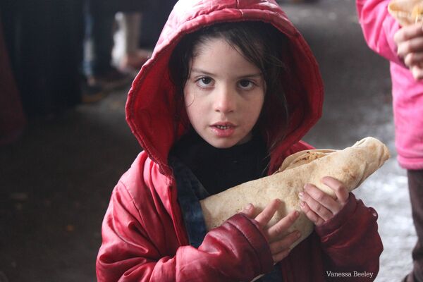 Niños reciben comida en el este de Alepo. Niños reciben comida en el este de Alepo. - Sputnik Mundo