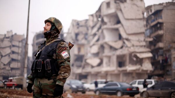 Soldado del Ejército sirio en el barrio de Salaheddine, Alepo, 16 de diciembre de 2016 - Sputnik Mundo
