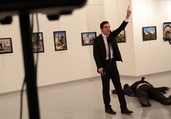 Fuertes imágenes: el asesinato del embajador Kárlov en Ankara - Sputnik Mundo