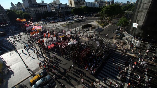 Demonstrators cross 9 de Julio Avenue as they march against Argentine President Mauricio Macri's administration and to mark the 15th anniversary of economic crisis that led to the fall of former president Fernando de la Rua, in Buenos Aires, Argentina - Sputnik Mundo