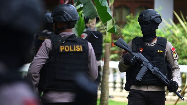 Policías indonesios - Sputnik Mundo