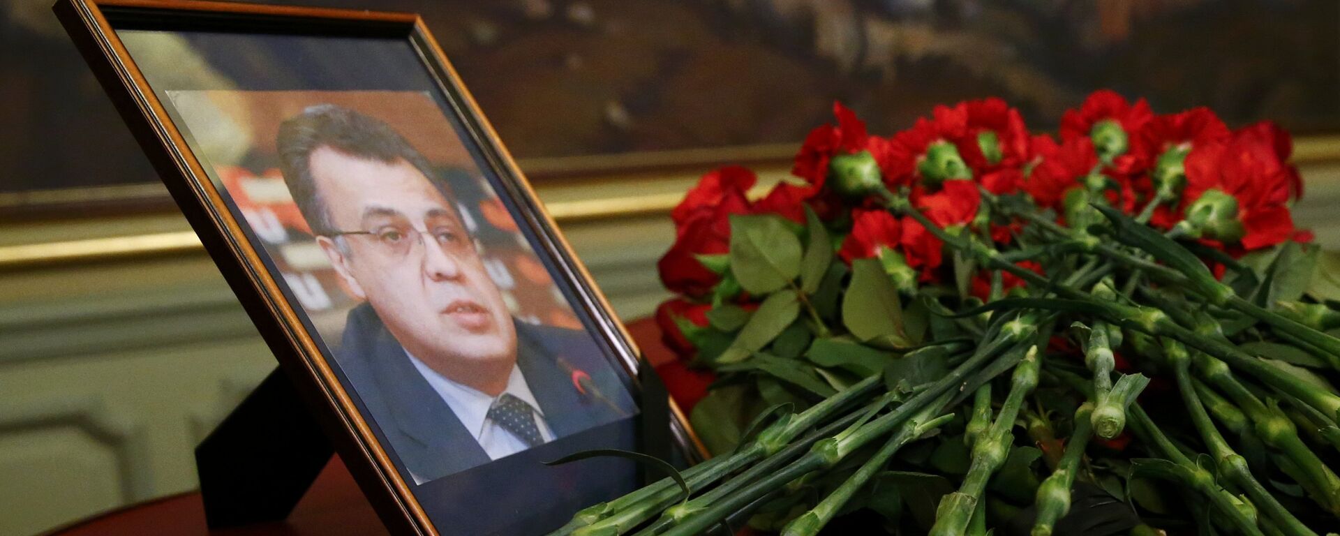 Flowers are placed near a portrait of murdered Russian ambassador to Turkey Karlov during a meeting of Russian Foreign Minister Lavrov with his Turkish counterpart Cavusoglu in Moscow Flowers are placed near a portrait of murdered Russian ambassador to Turkey Karlov during a meeting of Russian Foreign Minister Lavrov with his Turkish counterpart Cavusoglu in Moscow - Sputnik Mundo, 1920, 09.03.2021