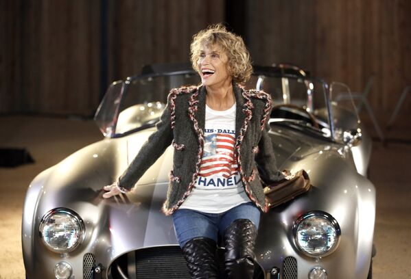 Model and actress Lauren Hutton poses for photos after arriving for Chanel's Metiers d'Art fashion show, Tuesday, Dec. 10, 2013, in Dallas - Sputnik Mundo