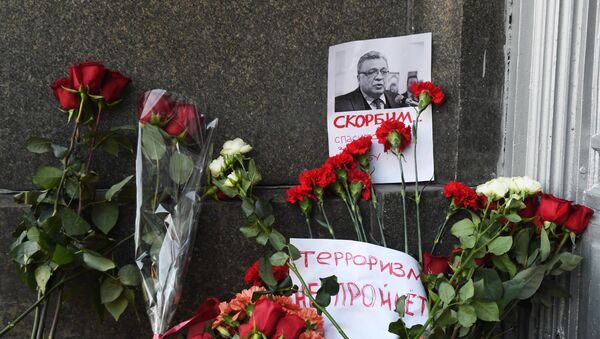 Moscow residents lay flowers near Russian Foreign Ministry in memory of slain Ambassador Karlov - Sputnik Mundo
