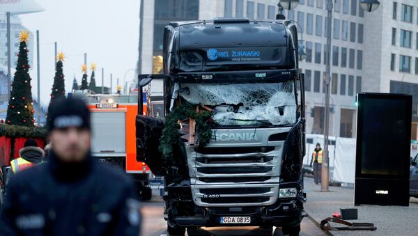 Camión que embistió contra la multitud en un mercado navideño en Berlín - Sputnik Mundo