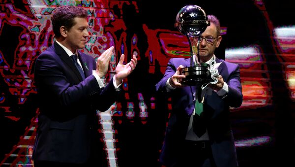 El presidente del club de fútbol Chapecoense recibe el trofeo de campeón de la Copa Sudamericana - Sputnik Mundo