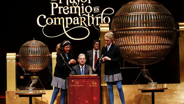 Girls call out the first prize during Spain's Christmas Lottery El Gordo (The Fat One) in Madrid, Spain, December 22, 2016. - Sputnik Mundo