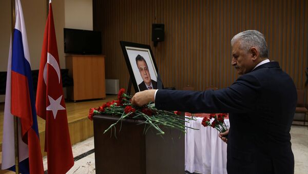 El primer ministro turco Binali Yildirim coloca flores en la memoria del difunto embajador ruso en Turquía, Andrei Karlov, durante su visita a la Embajada de Rusia en Ankara, Turquía - Sputnik Mundo