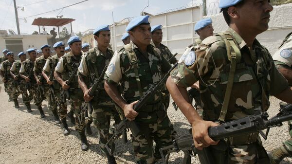 U.N. troops from Uruguay march during a transitional ceremony at the U.N. Spain base in Forte-Liberte, Haiti - Sputnik Mundo