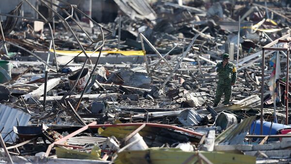 Consecuencias de la explosión e incendios en el mercado de pirotecnia de San Pablito en Tultepec, México - Sputnik Mundo