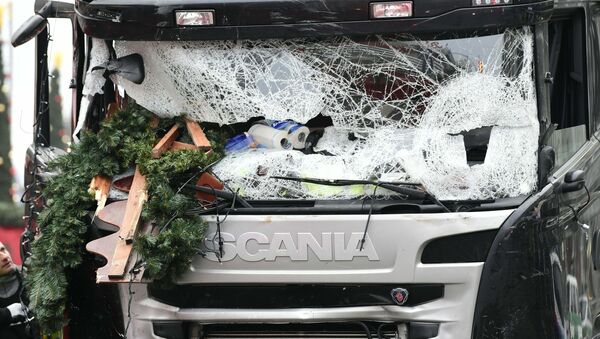 Разбитое лобовое стекло грузовика, совершившего наезд на Рождественский рынок в Берлине - Sputnik Mundo