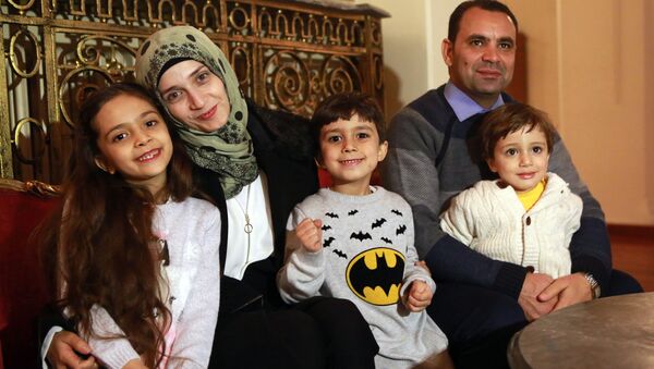 Syrian girl Bana al-Abed (L), known as Aleppo's tweeting girl, poses with her family, her mother Fatemah, her father Ghassan and her brothers Nour (C) and Laith (R) during an interview in Ankara, Turkey, on December 22, 2016. - Sputnik Mundo