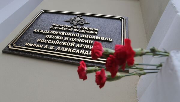 Las flores frente a la sede del Ensamble Aleksándrov - Sputnik Mundo