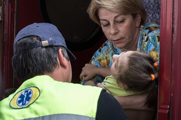 Elizaveta Glinka con una niña ucraniana herida Elizaveta Glinka con una niña ucraniana herida - Sputnik Mundo