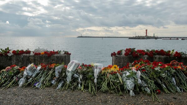 Flores en homenaje a las víctimas del avión Tu-154 siniestrado en el mar Negro - Sputnik Mundo