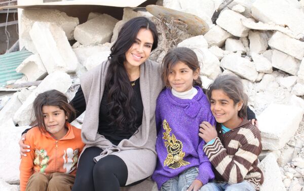 La cineasta boliviana Carla Ortiz junto a unos niños en Siria. - Sputnik Mundo