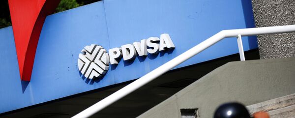A man walks past a gas station with the logo of the Venezuelan state oil company PDVSA in Caracas, Venezuela December 23, 2016. REUTERS/Carlos Garcia Rawlins A man walks past a gas station with the logo of the Venezuelan state oil company PDVSA in Caracas, Venezuela December 23, 2016. REUTERS/Carlos Garcia Rawlins - Sputnik Mundo