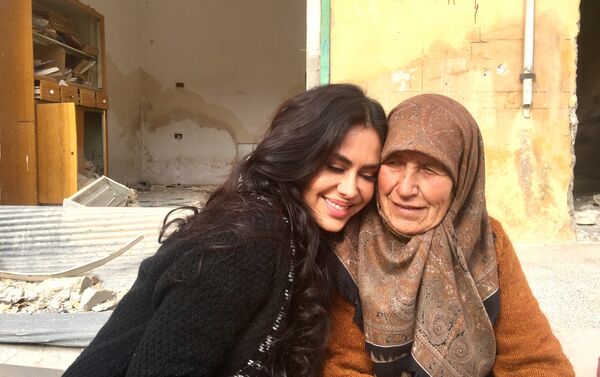 La cineasta boliviana Carla Ortiz junto a una mujer en Siria La cineasta boliviana Carla Ortiz junto a una mujer en Siria - Sputnik Mundo