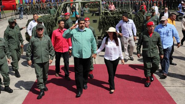 Ministro de Defensa Vladímir Padrino López, presidente Nicolás Maduro y su esposa Cilia Flores - Sputnik Mundo