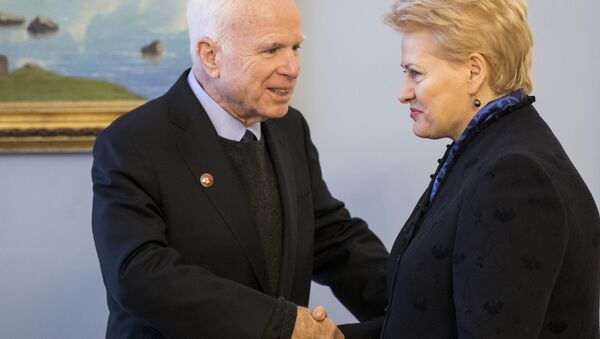 El senador estadounidense John McCain con la presidenta de Lituania, Dalia Grybauskaite - Sputnik Mundo