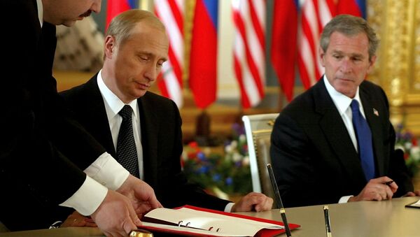 Vladímir Putin y George W. Bush (archivo) - Sputnik Mundo