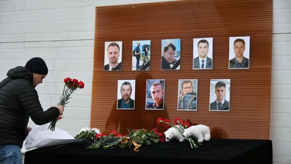 Flores en la memoria de las víctimas del siniestro del avión Tu-154 - Sputnik Mundo