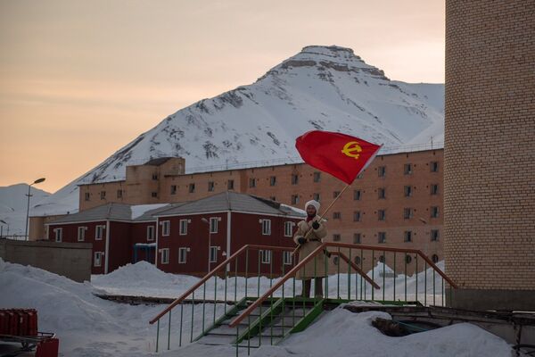 Pyramiden es una ciudad de la época soviética, y Sasha suele mantener el ambiente histórico del asentamiento Pyramiden es una ciudad de la época soviética, y Sasha suele mantener el ambiente histórico del asentamiento - Sputnik Mundo