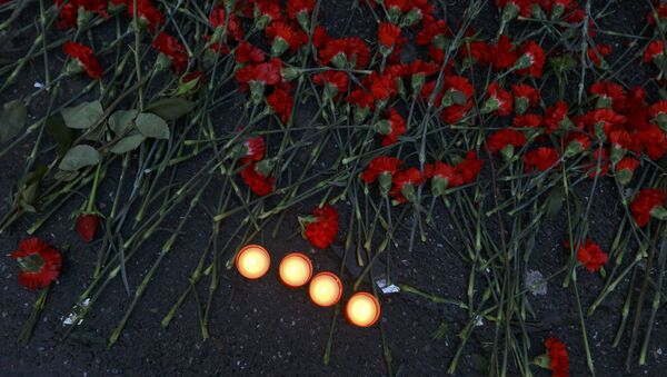 Flores en homenaje a las víctimas de atentado en Estambul - Sputnik Mundo