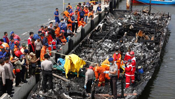Un ferry incendiado cerca de la capital de Indonesia, Yakarta - Sputnik Mundo