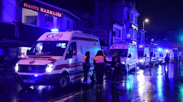 Ambulances are seen at the site of an armed attack January 1, 2017 in Istanbul. - Sputnik Mundo