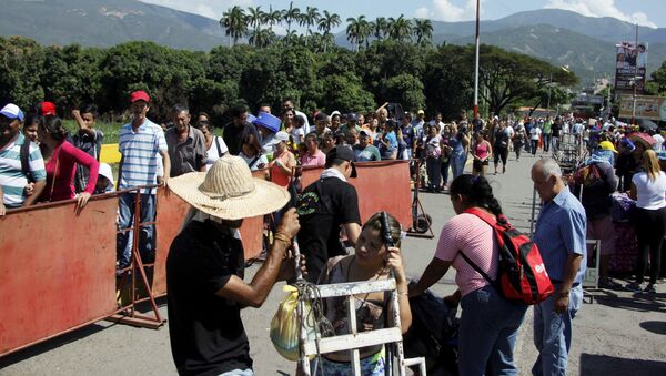 La gente hace fila para cruzar el puente internacional Simón Bolívar hacia Colombia, en San Antonio del Táchira, Venezuela - Sputnik Mundo