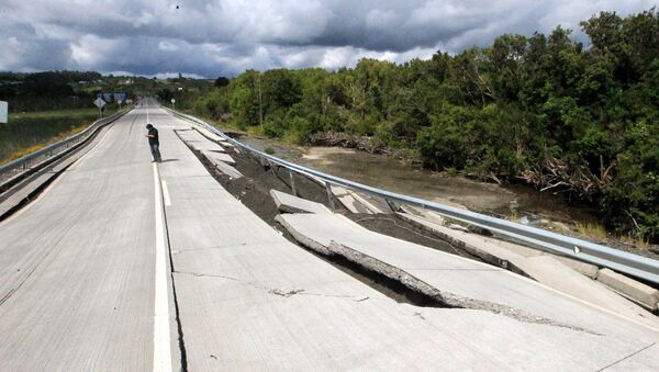 Una vía destruida por un terremoto en Chile (archivo) - Sputnik Mundo